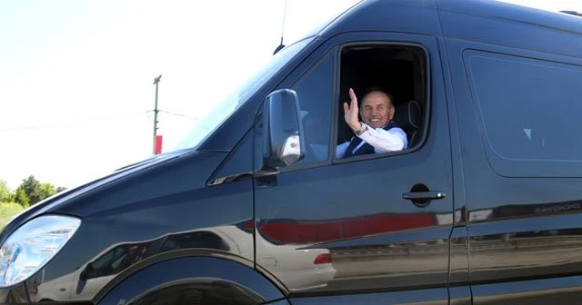Kadir Topbaş basın minibüsünün direksiyonuna geçti