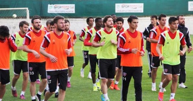 Karabükspor, puan farkını 4&#039;e indirmek istiyor