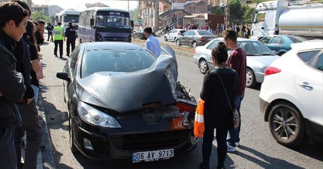 Karşıya geçmeye çalışan öğrenciye otomobil çarptı