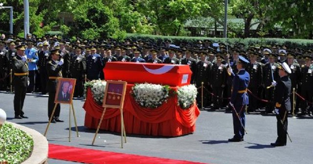 Kenan Evren toprağa verildi