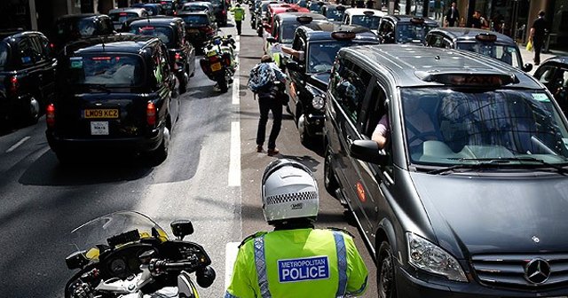 Londra&#039;da taksicilerden &#039;yavaş sürme&#039; eylemi