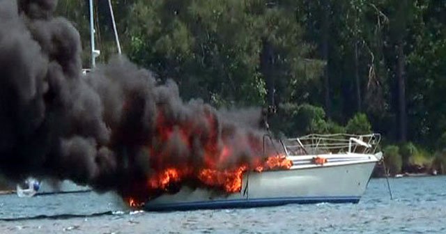 Marmaris&#039;te yelkenli tekne cayır cayır yandı