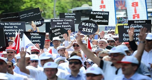 Mursi'ye verilen idam kararı protesto ediliyor