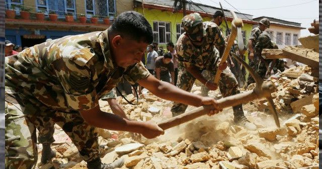 Nepal&#039;de enkazdan sağ çıkarma umudu kalmadı