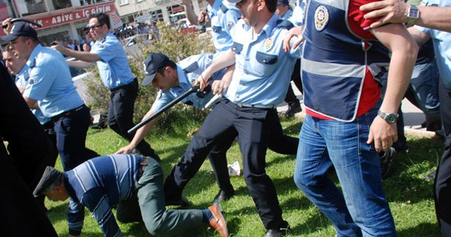 Olaylı kongreye polis müdahalesi