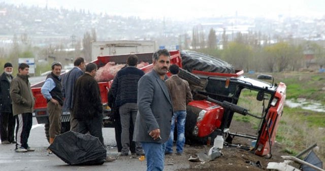 Otomobil, emniyet şeridinden giden traktöre çarptı, 8 yaralı