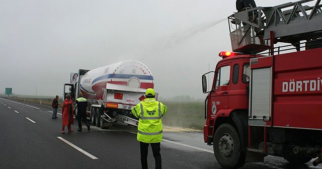 Otoyolda iki LPG tankeri çarpıştı trafik aksadı