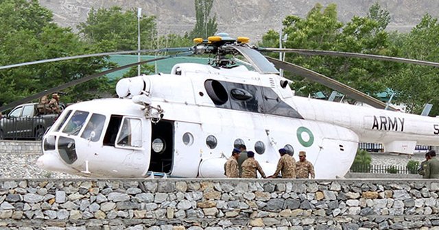 Pakistan&#039;da diplomatları taşıyan helikopter düştü, 6 ölü