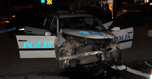 Polis otosu otomobille çarpıştı, 3 yaralı