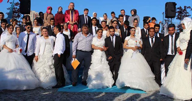 Roman çiftler, toplu nikah masasında