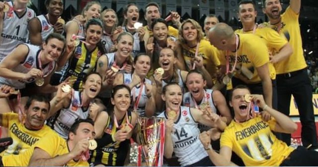 Şampiyon Fenerbahçe kupasını aldı