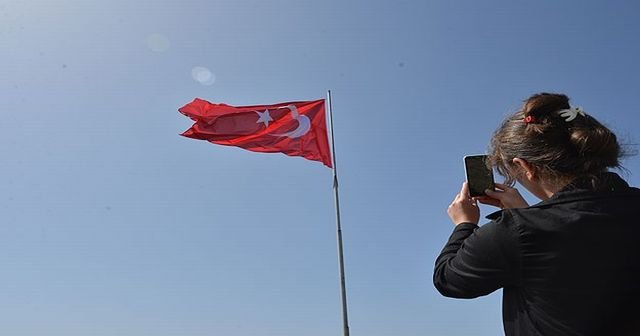 Şehit savcı anısına yaylaya dev Türk bayrağı dikti