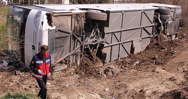 Sivas&#039;ta öğrencileri taşıyan otobüs devrildi, 50 yaralı