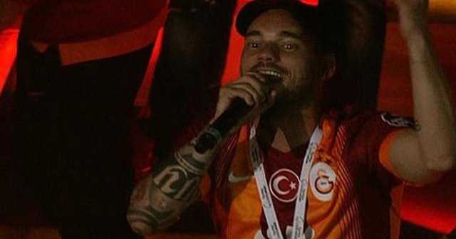 Sneijder&#039;den Fenerbahçe&#039;ye gönderme