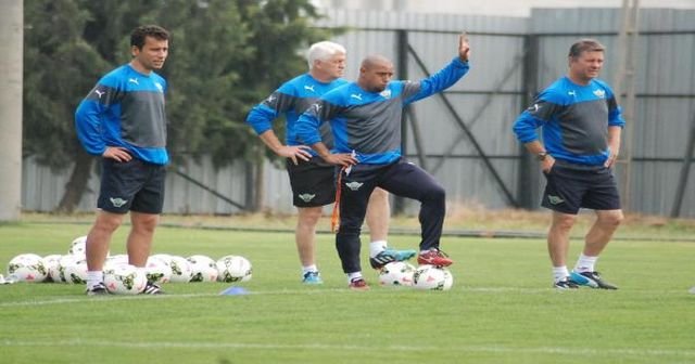 Teknik Direktör Roberto Carlos futbolcuları uyardı