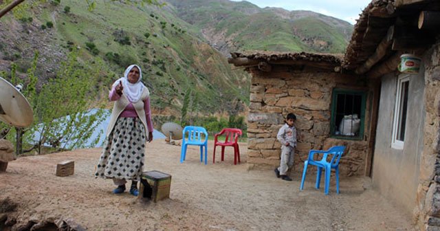 Tonlarca ağırlıktaki kayaların altında ölümle burun buruna yaşıyorlar