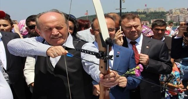 Topbaş ok attıi, hedefi vurdu