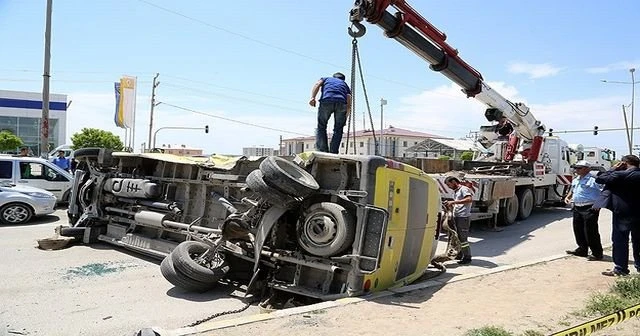 Van&#039;da minibüsle otomobil çarpıştı