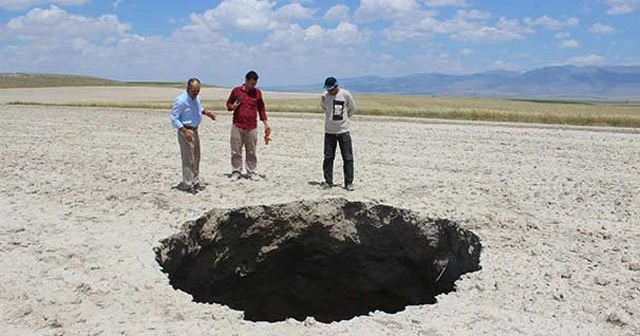 6 metrelik obruk herkesi korkuttu