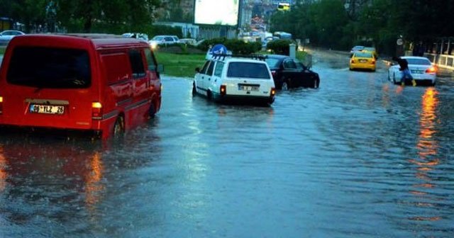 Ankara&#039;da sağanak yağış hayatı olumsuz etkiledi