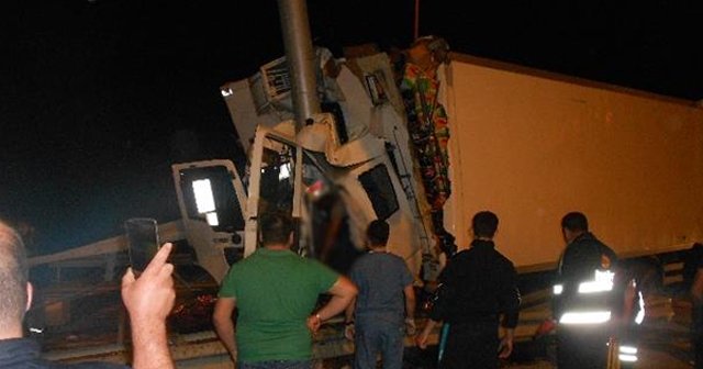 Antalya&#039;da feci kaza, ortalık savaş alanına döndü