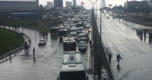 Aşırı yağış İstanbul‘da trafiği durdurdu