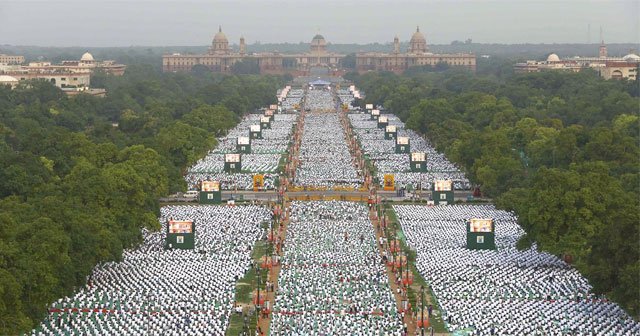 Başbakan 35 bin kişiye yoga yaptırdı