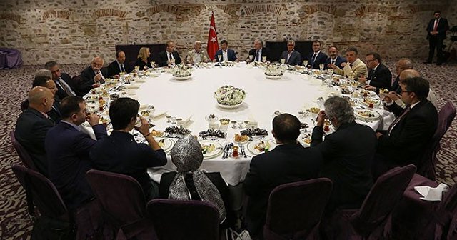 Başbakan Davutoğlu akademisyenlerle iftarda buluştu