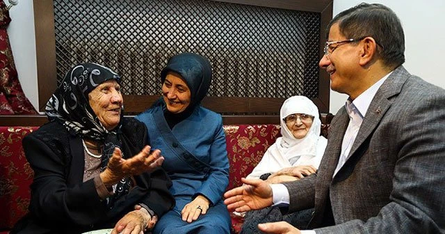 Başbakan Davutoğlu Darülaceze sakinleriyle buluştu