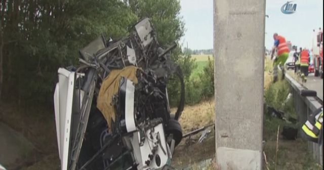 Belçika&#039;da öğrencileri taşıyan otobüs köprüden uçtu