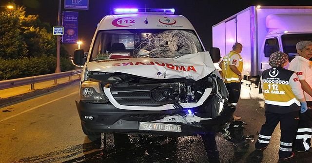 Beşiktaş&#039;ta ambulans ile motosiklet çarpıştı