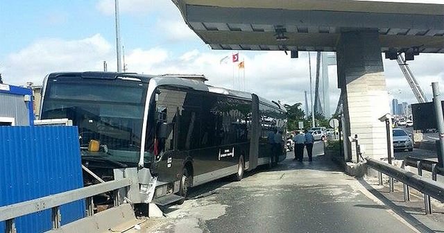 Boğaziçi Köprüsü&#039;nde metrobüs kaza yaptı