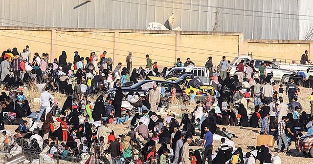 Bombardımandan kaçan Suriyelilerin bekleyişi sürüyor