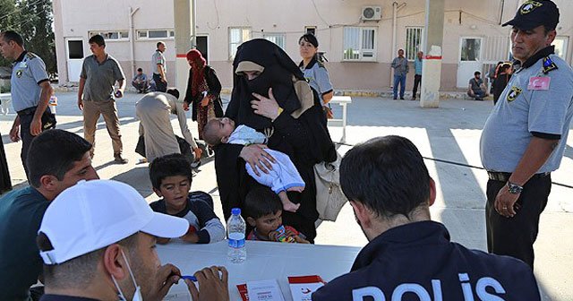 Bombardımandan kaçan Suriyelilerin yaraları sarılıyor