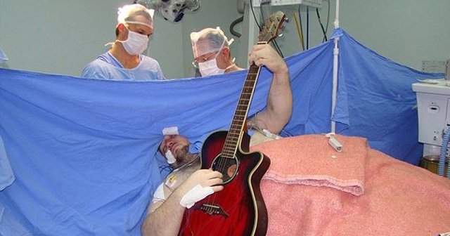 Brezilyalı gitarist beyin ameliyatında gitar çaldı!