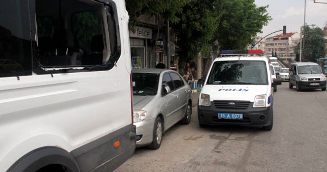 Bursa&#039;da polis aracına saldırı