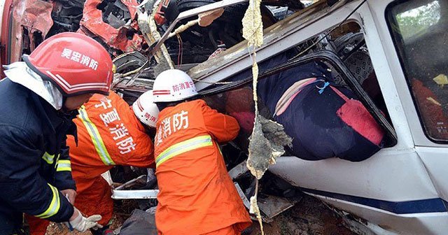 Çin&#039;de otobüs uçuruma yuvarlandı, 11 ölü