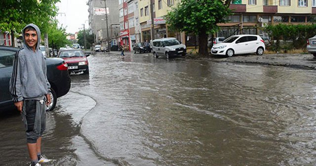 Çorlu’da yağmur sokakları göle çevirdi