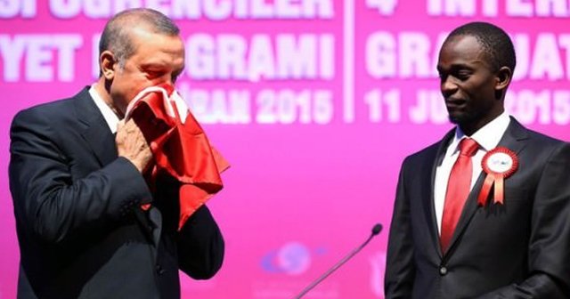 Cumhurbaşkanı Erdoğan&#039;ın öptüğü bayrağın hikayesi