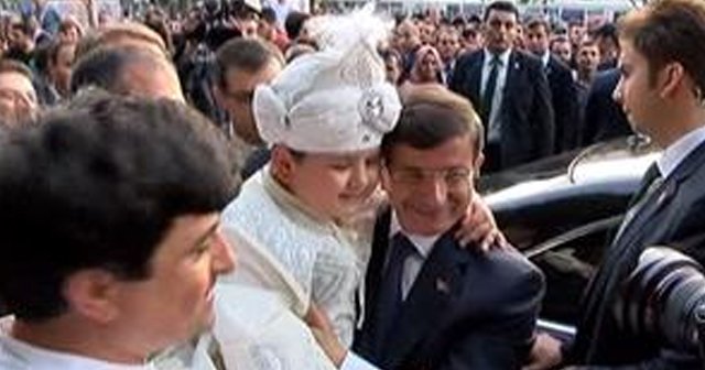 Davutoğlı, sünnet olan çocuğa harçlık verdi