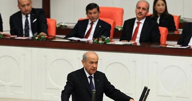 Davutoğlu, Bahçeli yemin etmeden salonu terk etmedi