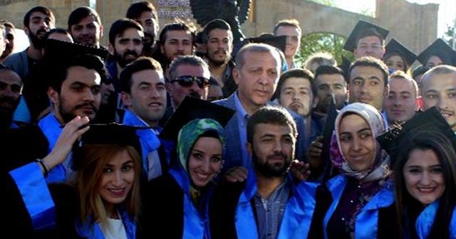 Erdoğan, öğrencilerle mezuniyet pozu verdi