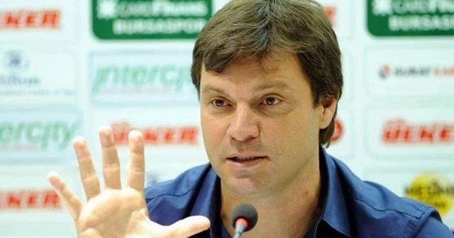 Ertuğrul Sağlam imzayı atıyor