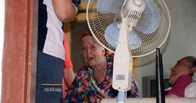 Evinin kapısını açmayan yaşlı kadın polisi alarma geçirdi