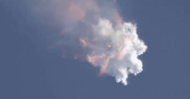 Falcon 9 roketi havada infilak etti