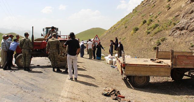 Hakkari&#039;de traktör devrildi, 29 yaralı