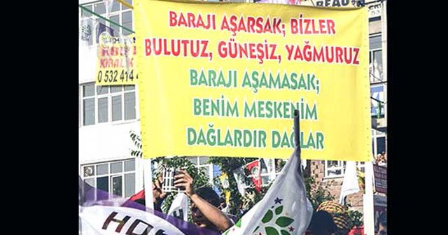 HDP mitinginde açılan pankarta tepki