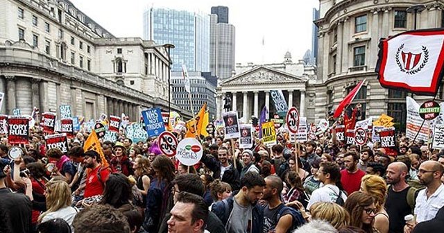 İngiltere&#039;de hükümet protesto edildi