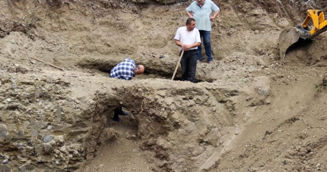 İnşaat kazısı sırasında tarihi mezar bulundu