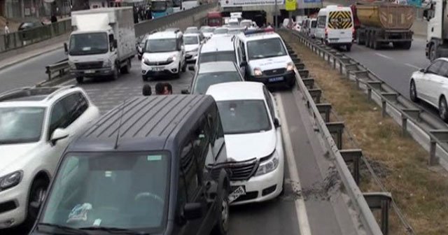 İstanbul&#039;da 11 araç birbirine girdi! Trafik felç oldu